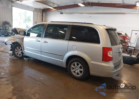 2011 Chrysler Town & Country Touring z USA, uszkodzony, nr VIN 2A4RR5DG6BR716177